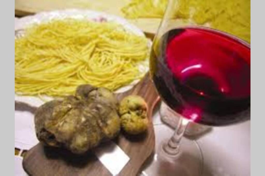 Ferienwohnung Ex Ostu Impero: Vino, Tartufo Ed Ospitalita La Morra Exterior foto